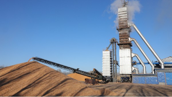 烘糧噸成本降至28元！300噸烘干塔用上秸稈直燃熱風(fēng)爐，相比燃煤一天節(jié)省一萬(wàn)六！